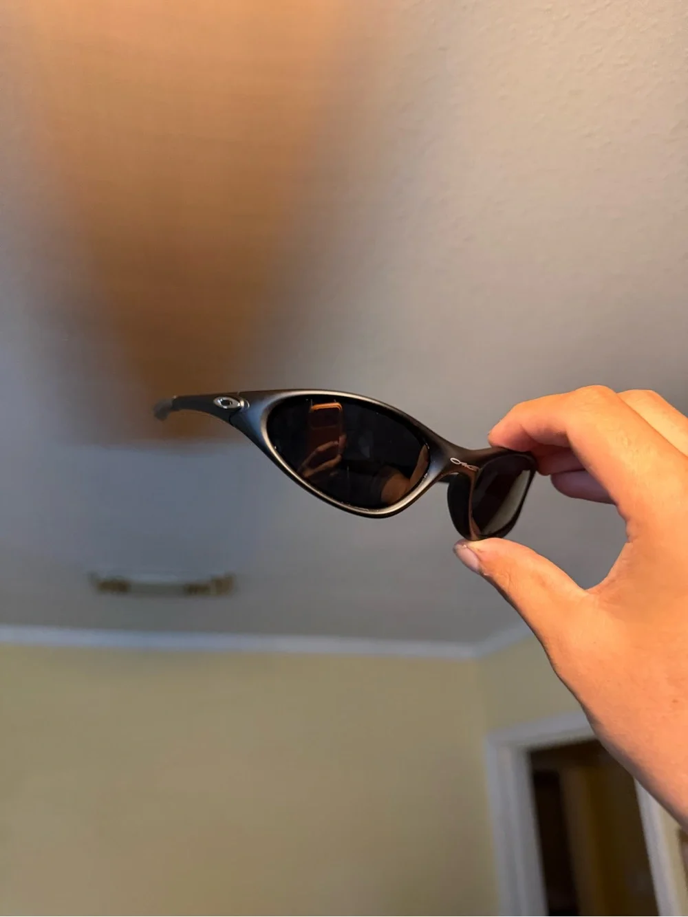 Classic Black Narrow-Fit Sunglasses with Dark Lenses Oakleys